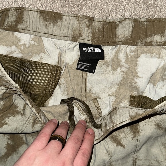 The North Face Hybrid Shorts - Picture 2 of 2